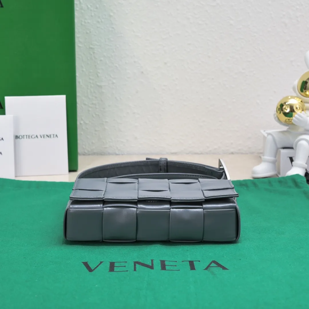 Batch 1460 Bv new Cassette small pillow bag, classic weaving technology, waxed leather design pillow bag, has developed into a family series and has become the trump card of the new Bottega bag🔥 A must-have artifact for fashionistas to match frequently selected fashion items and contemporary exquisite workman concave shapes💚Cute and cute, the medium size is launched in the latest color, beautiful and dreamy, super exciting💓 Size: 17.5*10.5*3cm, model: 7587#